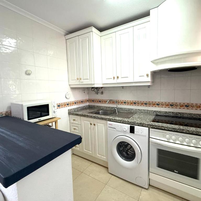 Costa Blanca Beach Apartment with Sunny Balcony & Pool - Apartamento de 2 dormitorios - 17