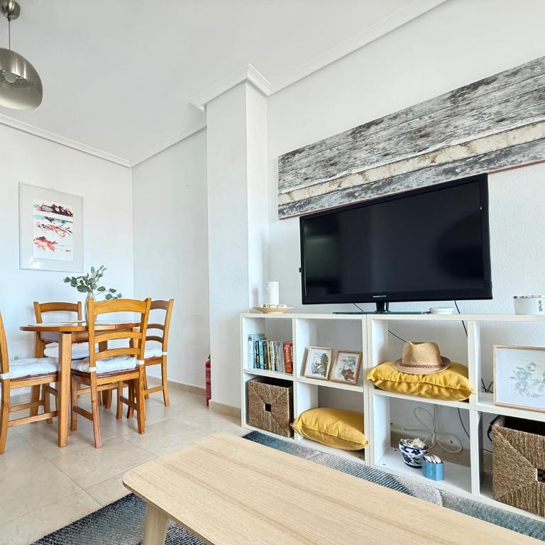 Costa Blanca Beach Apartment with Sunny Balcony & Pool - Apartamento de 2 dormitorios - 24