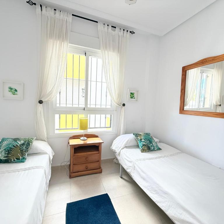 Costa Blanca Beach Apartment with Sunny Balcony & Pool - Apartamento de 2 dormitorios - 38
