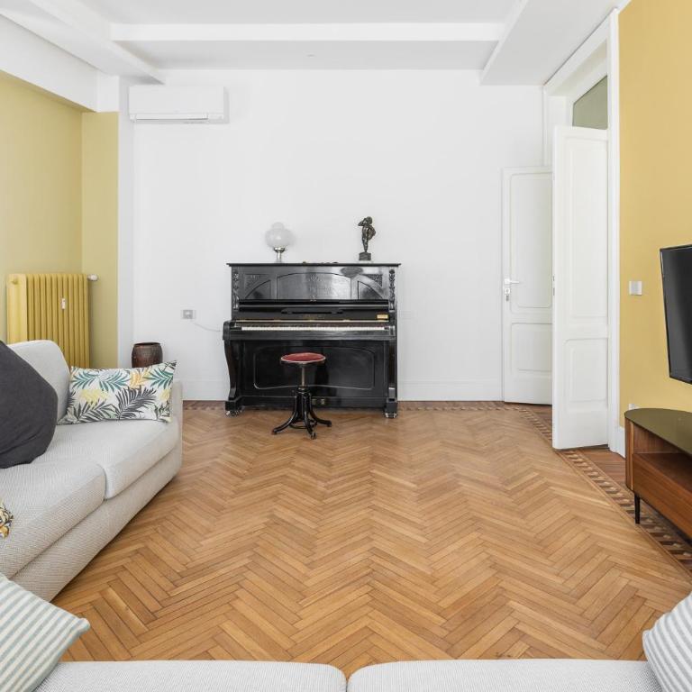 Carracci Luxury Apartment - Three-Bedroom Apartment with Balcony - 8