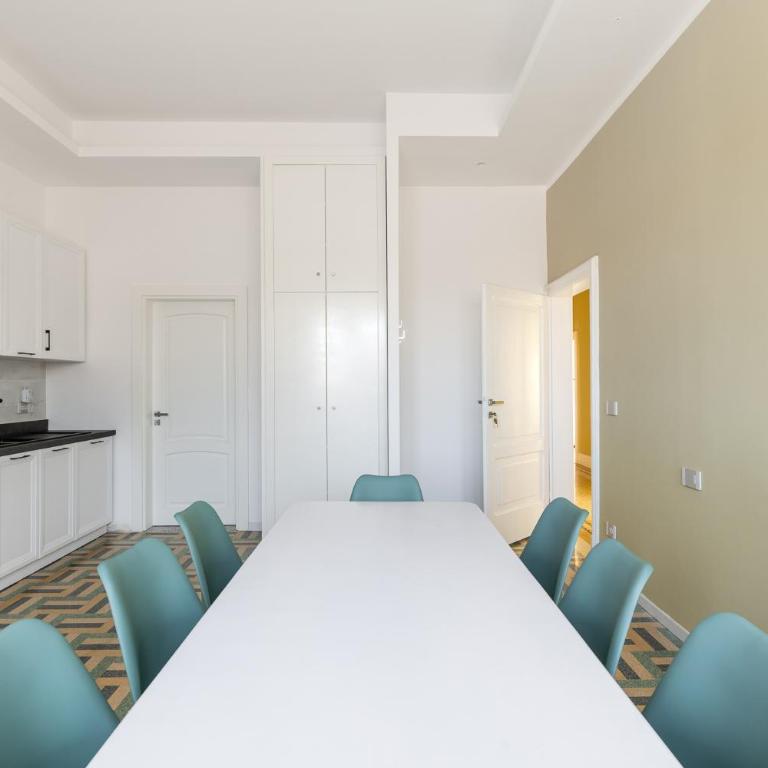 Carracci Luxury Apartment - Three-Bedroom Apartment with Balcony - 11