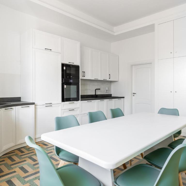 Carracci Luxury Apartment - Three-Bedroom Apartment with Balcony - 3