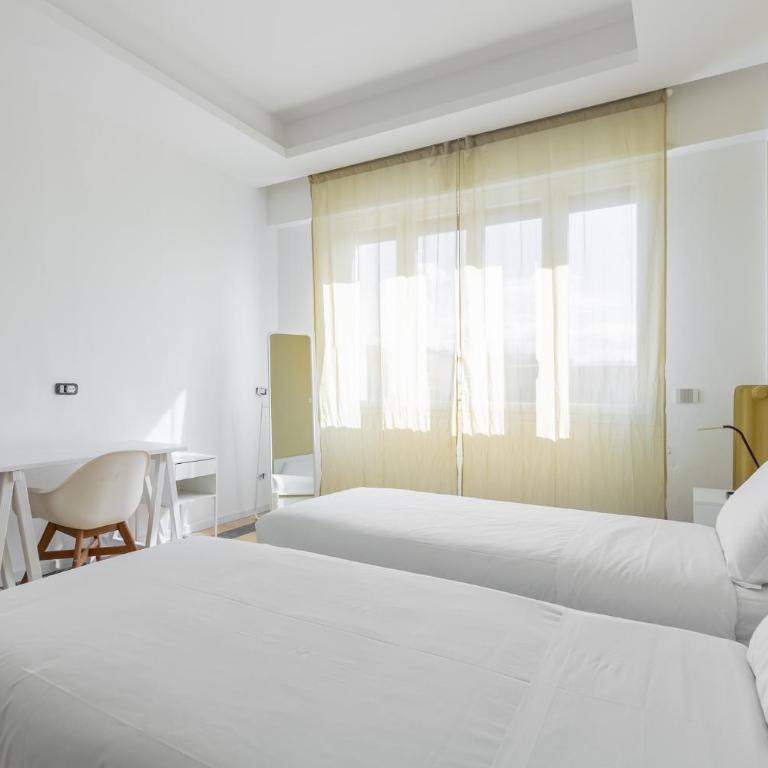Carracci Luxury Apartment - Three-Bedroom Apartment with Balcony - 10