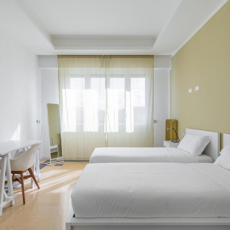 Carracci Luxury Apartment - Three-Bedroom Apartment with Balcony - 4