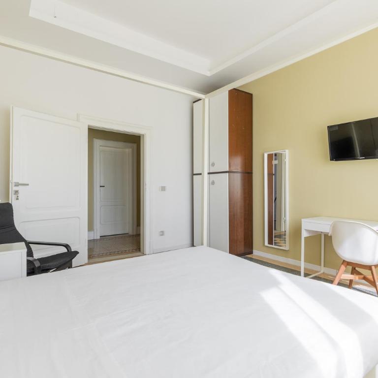 Carracci Luxury Apartment - Three-Bedroom Apartment with Balcony - 14
