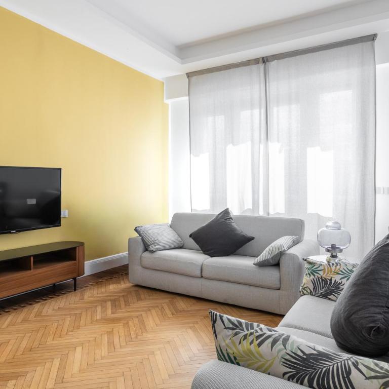 Carracci Luxury Apartment - Three-Bedroom Apartment with Balcony - 1