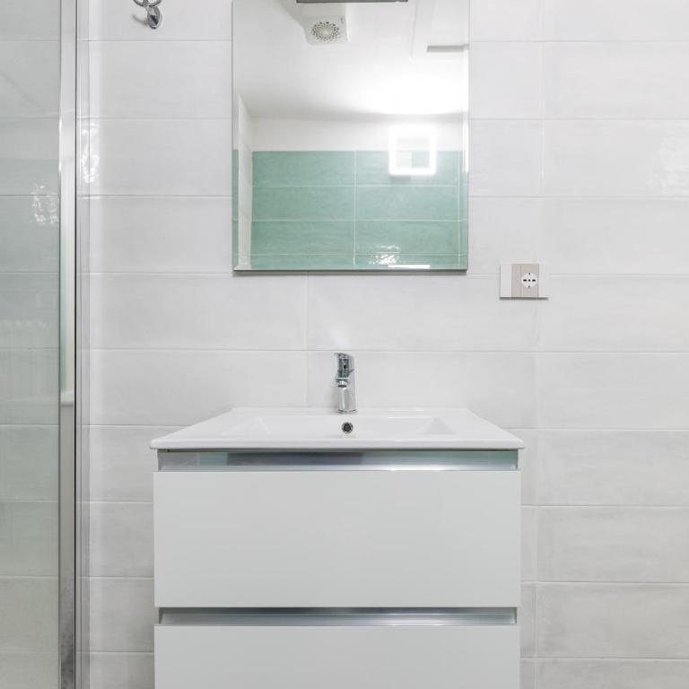 Carracci Luxury Apartment - Three-Bedroom Apartment with Balcony - 16