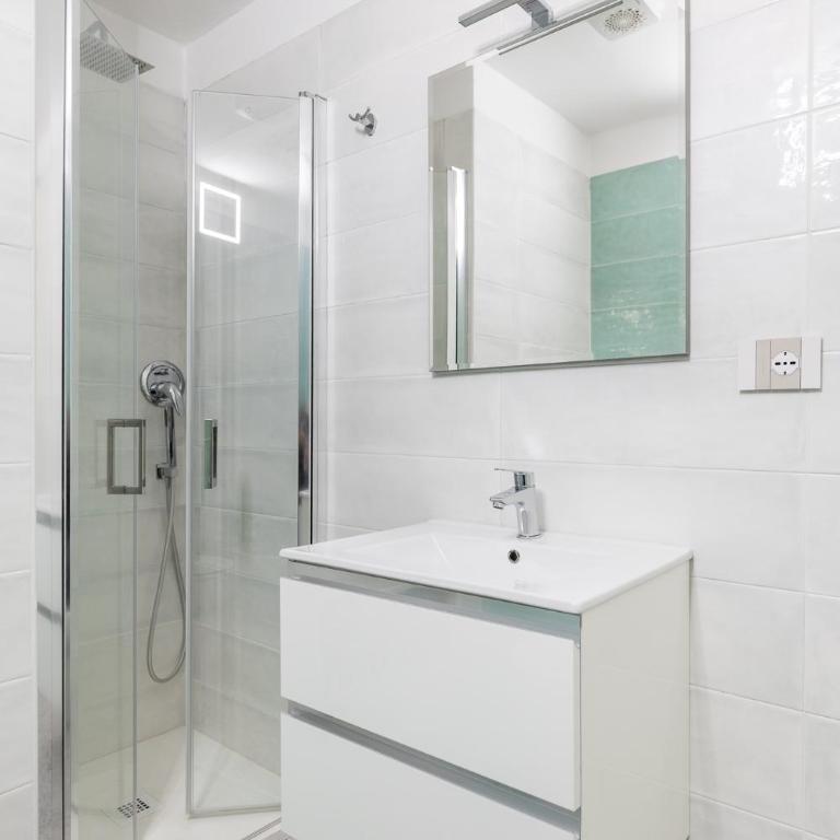 Carracci Luxury Apartment - Three-Bedroom Apartment with Balcony - 24