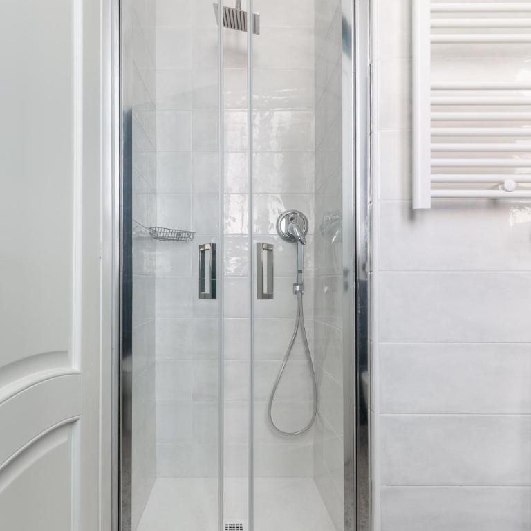 Carracci Luxury Apartment - Three-Bedroom Apartment with Balcony - 25