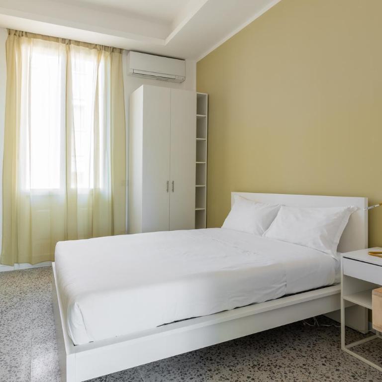 Carracci Luxury Apartment - Three-Bedroom Apartment with Balcony - 27