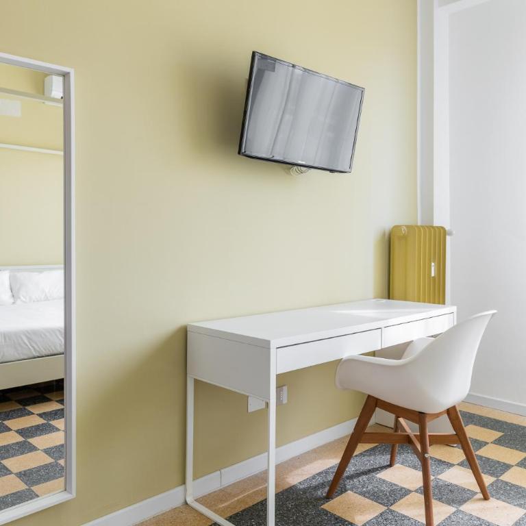 Carracci Luxury Apartment - Three-Bedroom Apartment with Balcony - 30