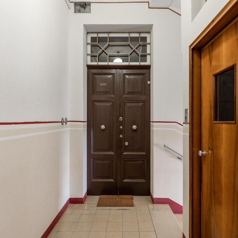 Carracci Luxury Apartment - Three-Bedroom Apartment with Balcony - 31