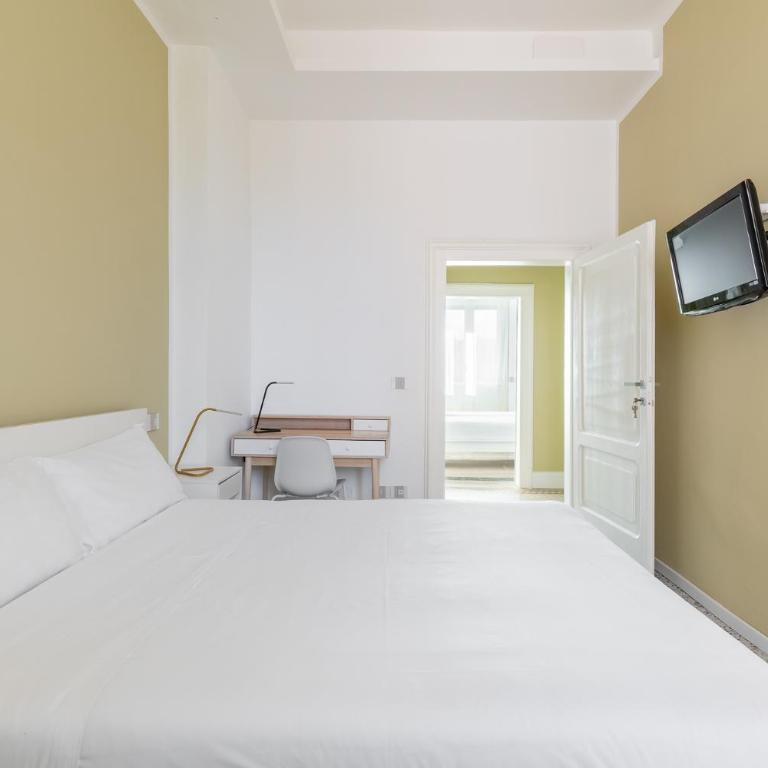 Carracci Luxury Apartment - Three-Bedroom Apartment with Balcony - 37