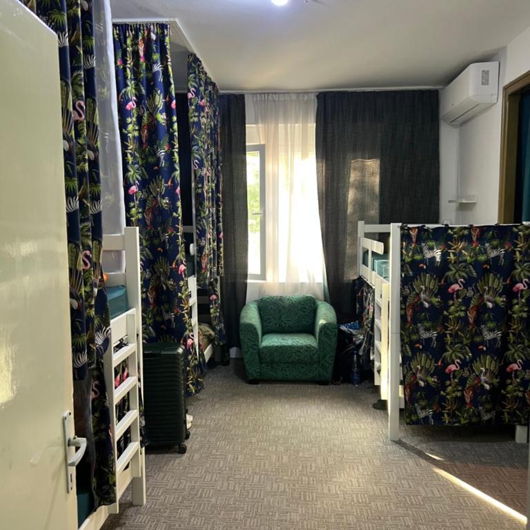 Amazon Hostel Center Podgorica - Krevet na Sprat u Mešovitoj Spavaonici - 4