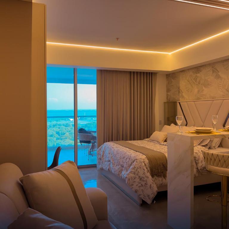 Suite,Piscina,Balcon,C historico,2 Min aeropuerto - King Suite with Balcony - 13