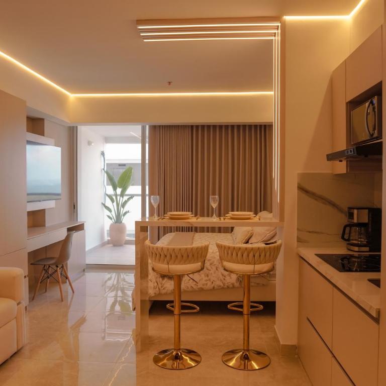 Suite,Piscina,Balcon,C historico,2 Min aeropuerto - King Suite with Balcony - 1