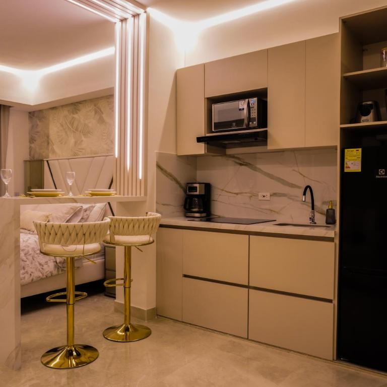 Apartasuite de lujo Cartagena Beach-piscina-airpor - King Suite with Balcony - 21