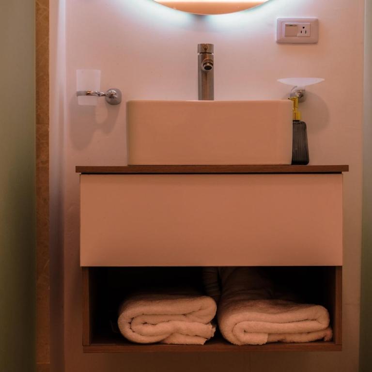 Suite,Piscina,Balcon,C historico,2 Min aeropuerto - King Suite with Balcony - 21