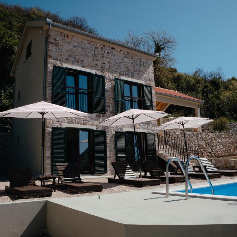 Sunset Stone Retreat - Three-Bedroom Villa - 11