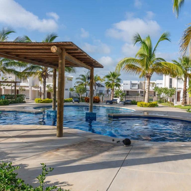 Home with Pool 3 Minutes away from the beach - Apartment - 2
