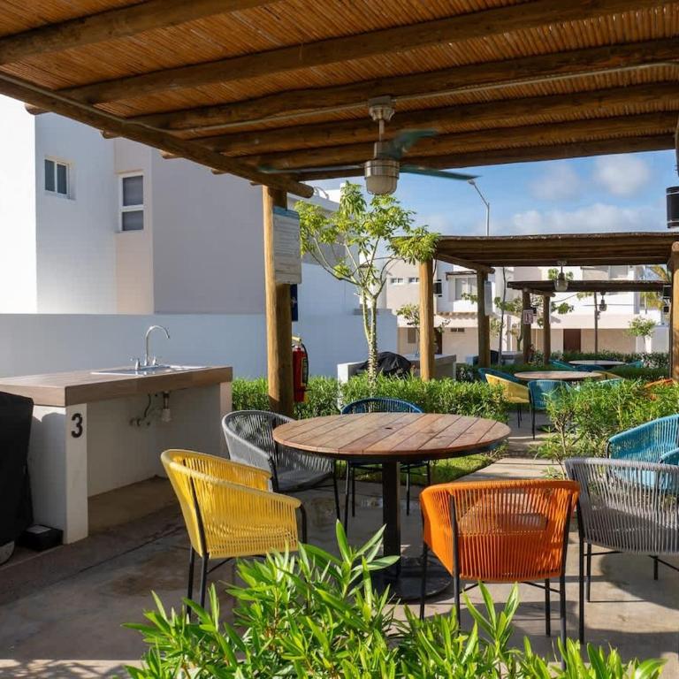 Home with Pool 3 Minutes away from the beach - Apartment - 6