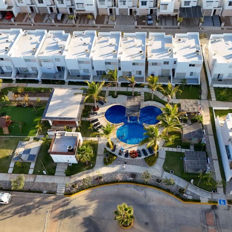 Home with Pool 3 Minutes away from the beach - Apartment - 9