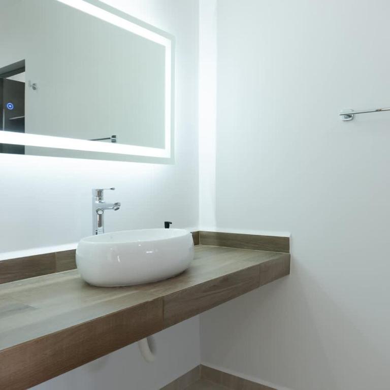 Home with Pool 3 Minutes away from the beach - Apartment - 25