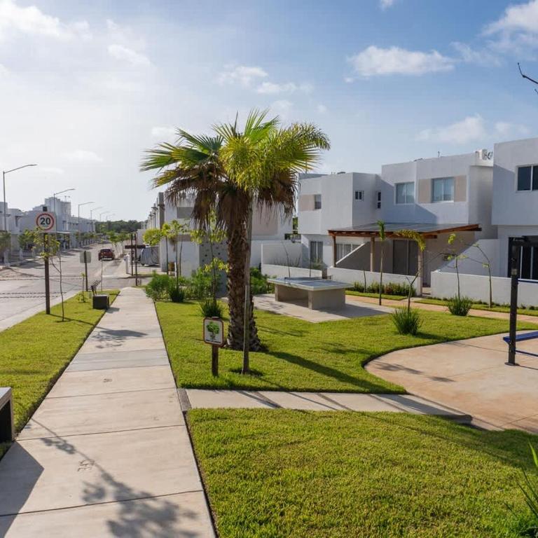 Home with Pool 3 Minutes away from the beach - Apartment - 35