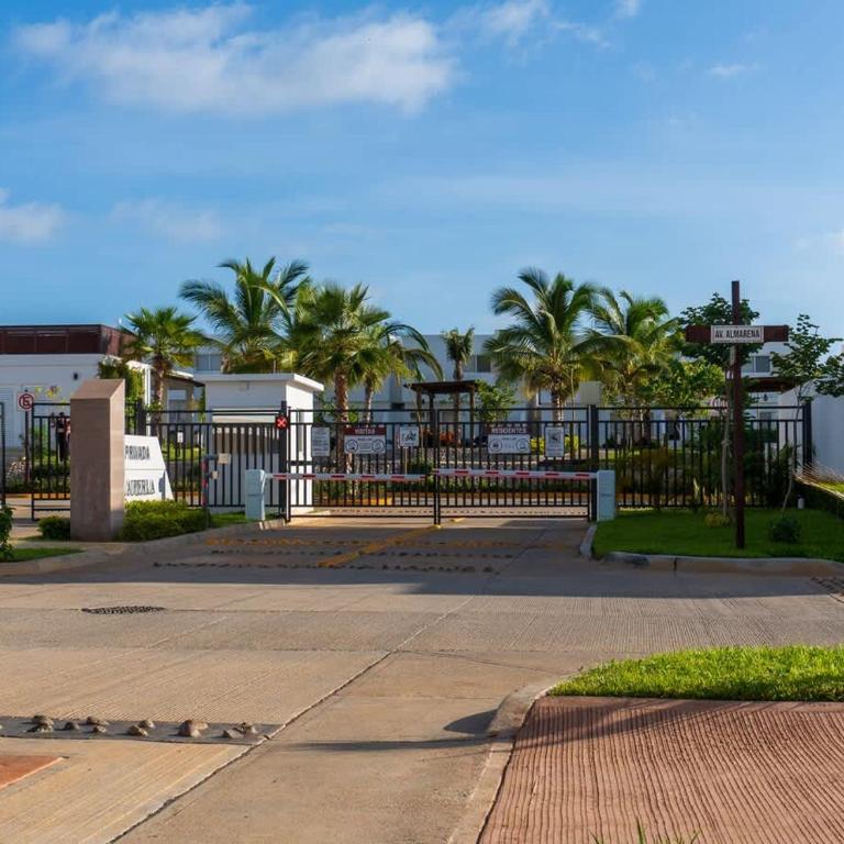Home with Pool 3 Minutes away from the beach - Apartment - 40