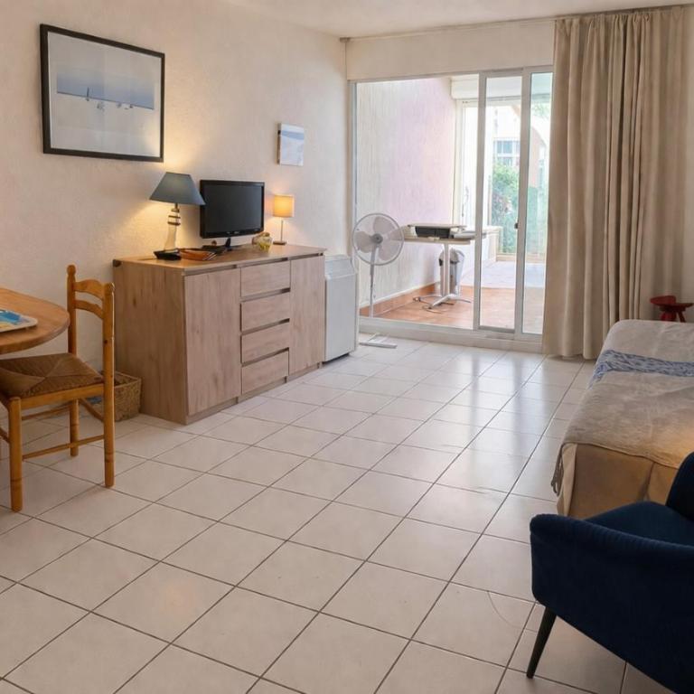 Grand F2 40 m2 Centre Port, Loggia 5m2, Vue jardin, Belle Terrasse, Parking privé - Apartment mit 1 Schlafzimmer - 2