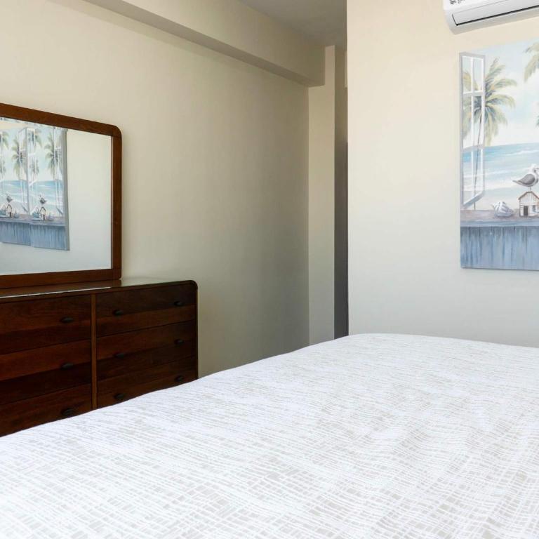 Rooftop Pool & Steps to the Beach - Apartment - 31