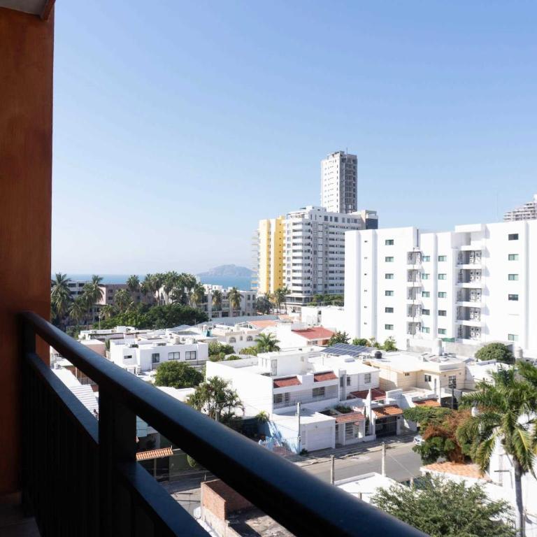 Rooftop Pool & Steps to the Beach - Apartment - 37