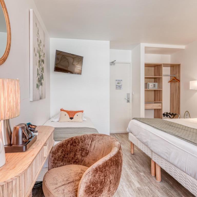 Anglade Hotel - Chambre Double ou Triple Supérieure - Côté Village - 8