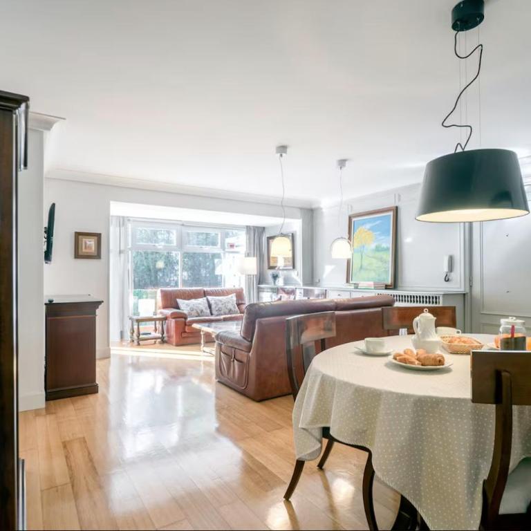 Terraza, wifi, a 10 minutos del centro en bus - Apartamento de 2 dormitorios con terraza - 1