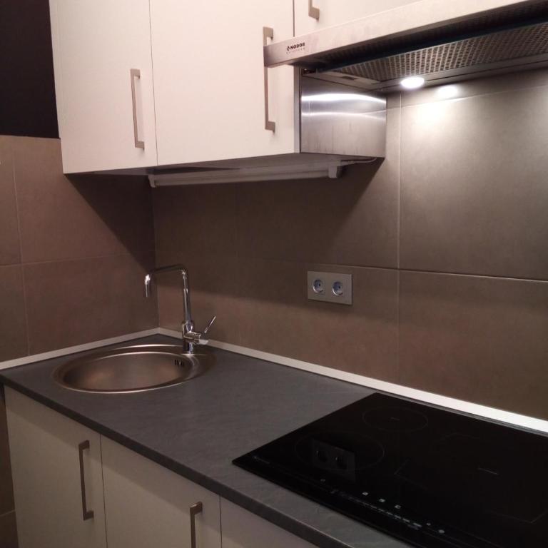Terraza, wifi, a 10 minutos del centro en bus - Apartamento de 2 dormitorios con terraza - 16