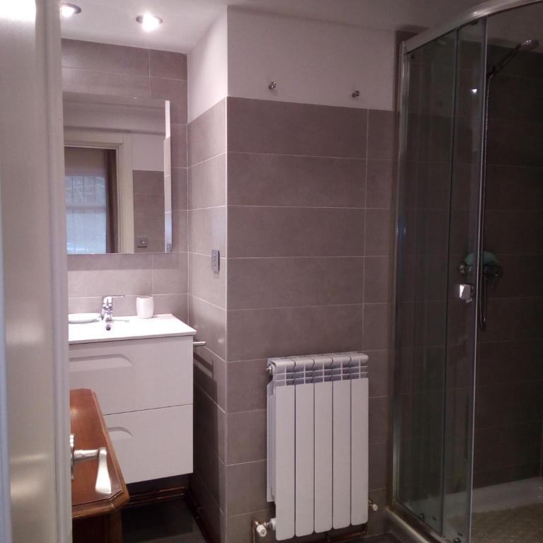 Terraza, wifi, a 10 minutos del centro en bus - Apartamento de 2 dormitorios con terraza - 25