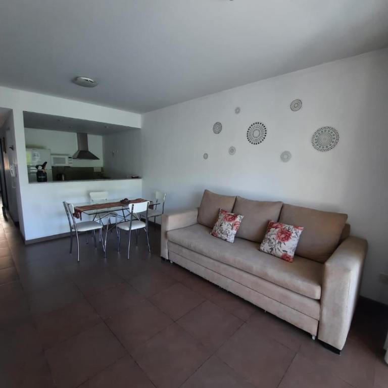 Dpto con Balcón y Cochera frente a Plaza Alvarado - Apartamento de 1 dormitorio - 2