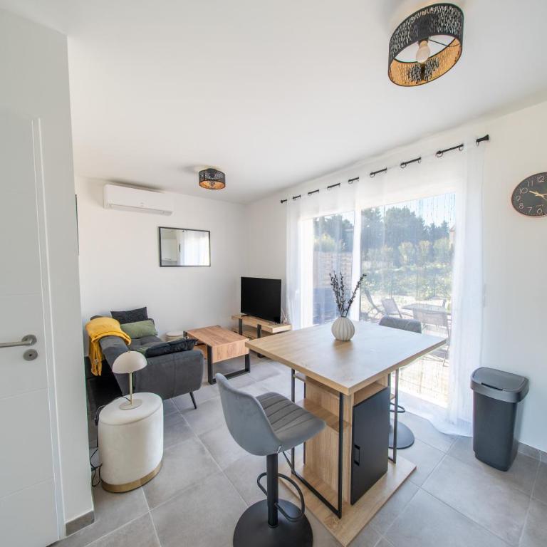 la pause soleil, villa climatisée, avec jardin et parkings privés, à 5 mn de la mer, au calme - Casa con 1 dormitorio - 10