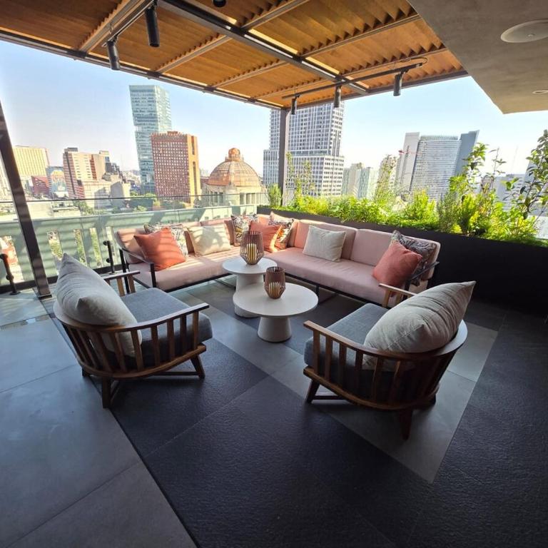 Private terrace overlooking the Monument to the Revolution - One-Bedroom Apartment - 14