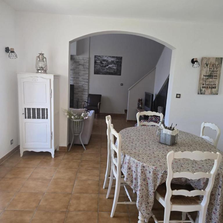 Maison Escapade et jardin à 5 minutes du centre avec piscine et parking - à 2 pas du Partage des eaux - Three-Bedroom Villa - 30
