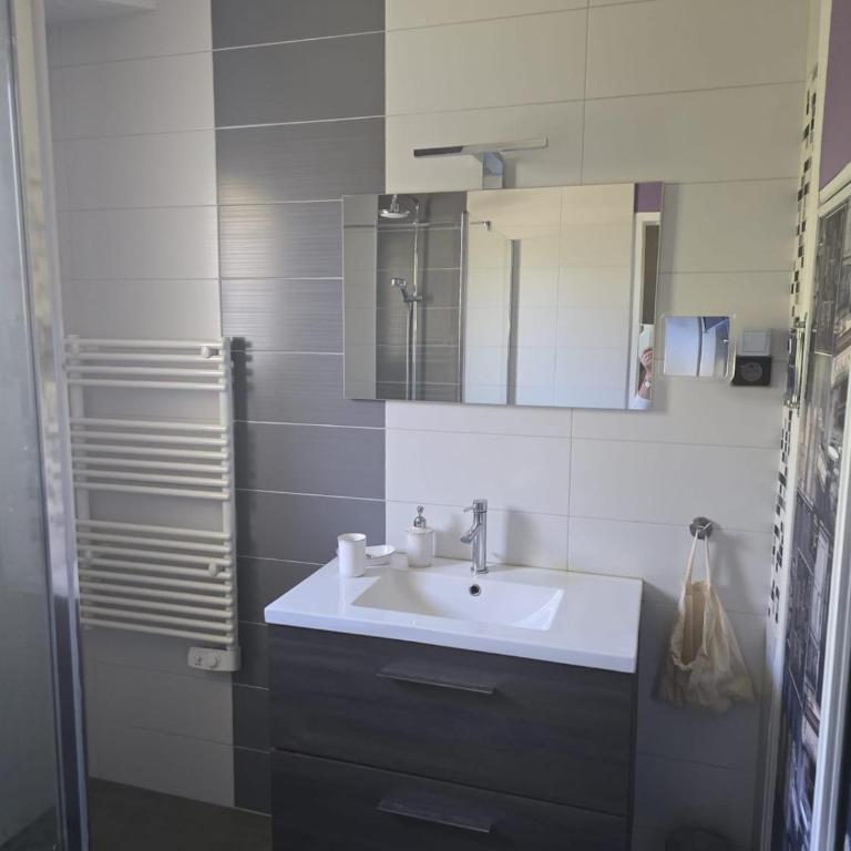 Maison Escapade et jardin à 5 minutes du centre avec piscine et parking - à 2 pas du Partage des eaux - Three-Bedroom Villa - 31