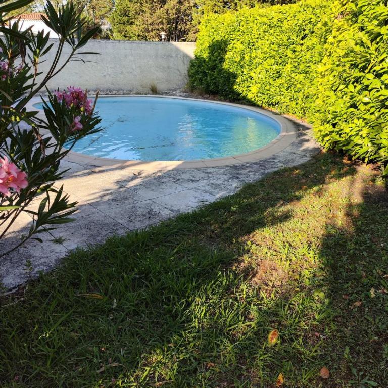 Maison Escapade et jardin à 5 minutes du centre avec piscine et parking - à 2 pas du Partage des eaux - Three-Bedroom Villa - 4