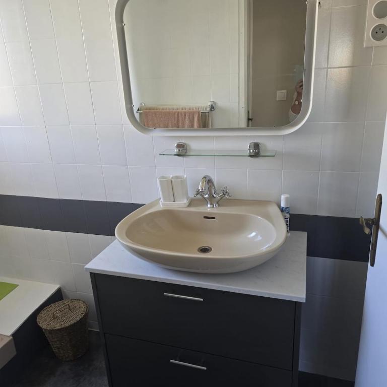 Maison Escapade et jardin à 5 minutes du centre avec piscine et parking - à 2 pas du Partage des eaux - Three-Bedroom Villa - 48