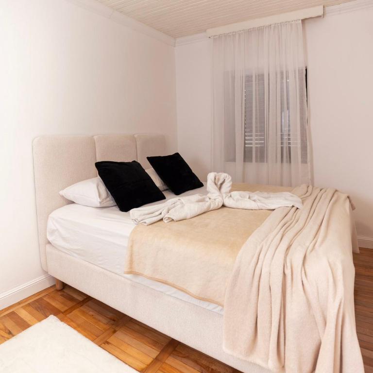 Dukley Family Home 3BR Near Podgorica Center - Three-Bedroom Apartment - 26