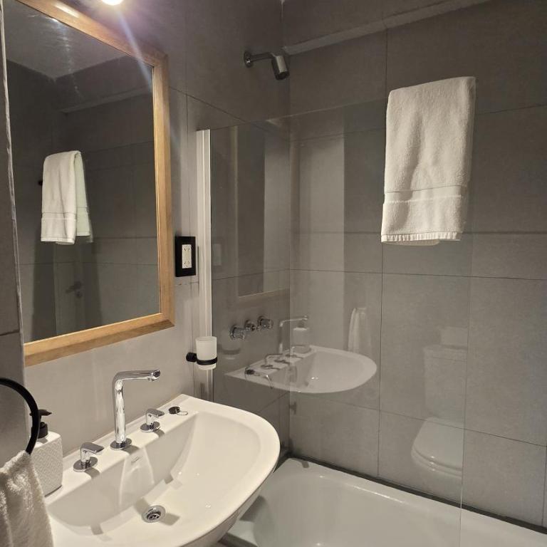 Refugio Urbano en Jujuy, Departamento Amplio, Luminoso y Céntrico - Three-Bedroom Apartment - 8