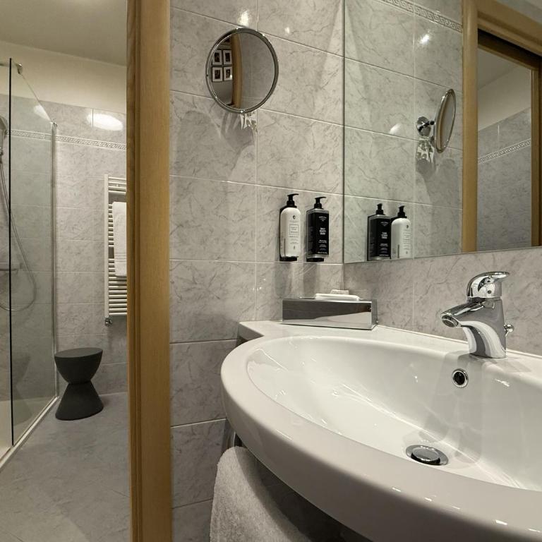 Best Western Plus Executive Hotel and Suites - One-Bedroom Suite - 5