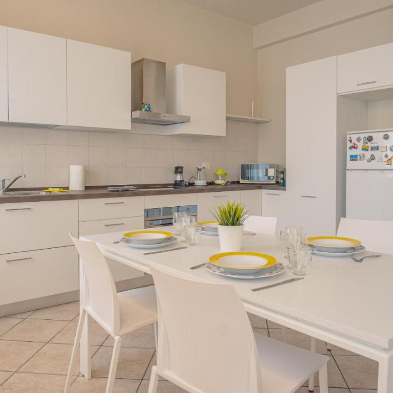 Sweet Lake Apartment - Italian Homing - Appartamento con 2 Camere da Letto - 1