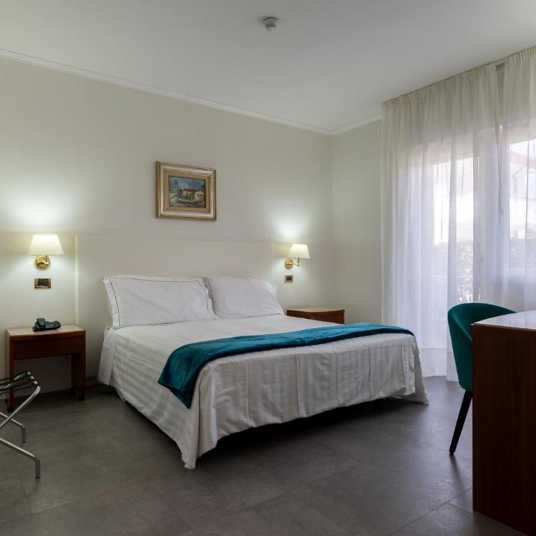 Hotel Excelsior Bay - Double or Twin Room with partial Lake View - 9