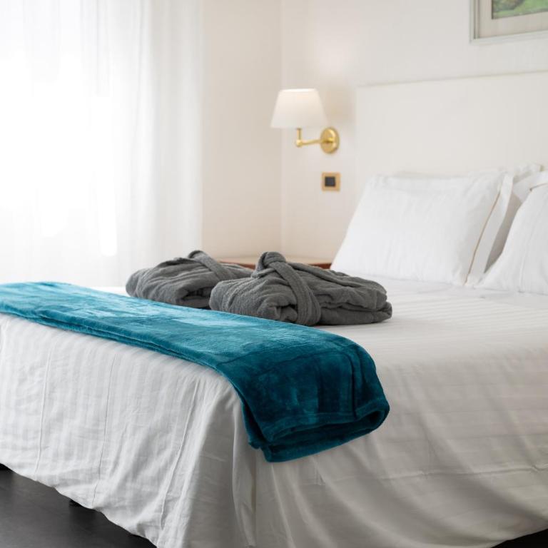 Hotel Excelsior Bay - Double or Twin Room with partial Lake View - 1