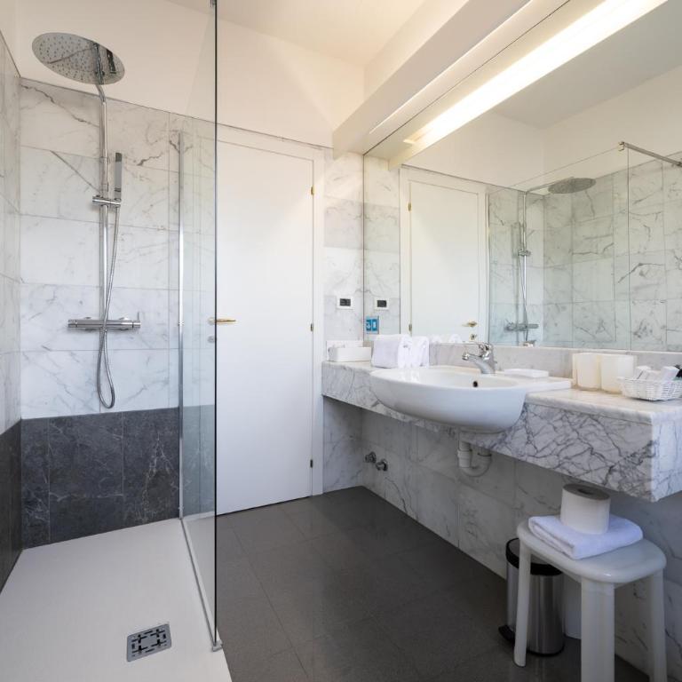 Hotel Excelsior Bay - Double or Twin Room with partial Lake View - 2